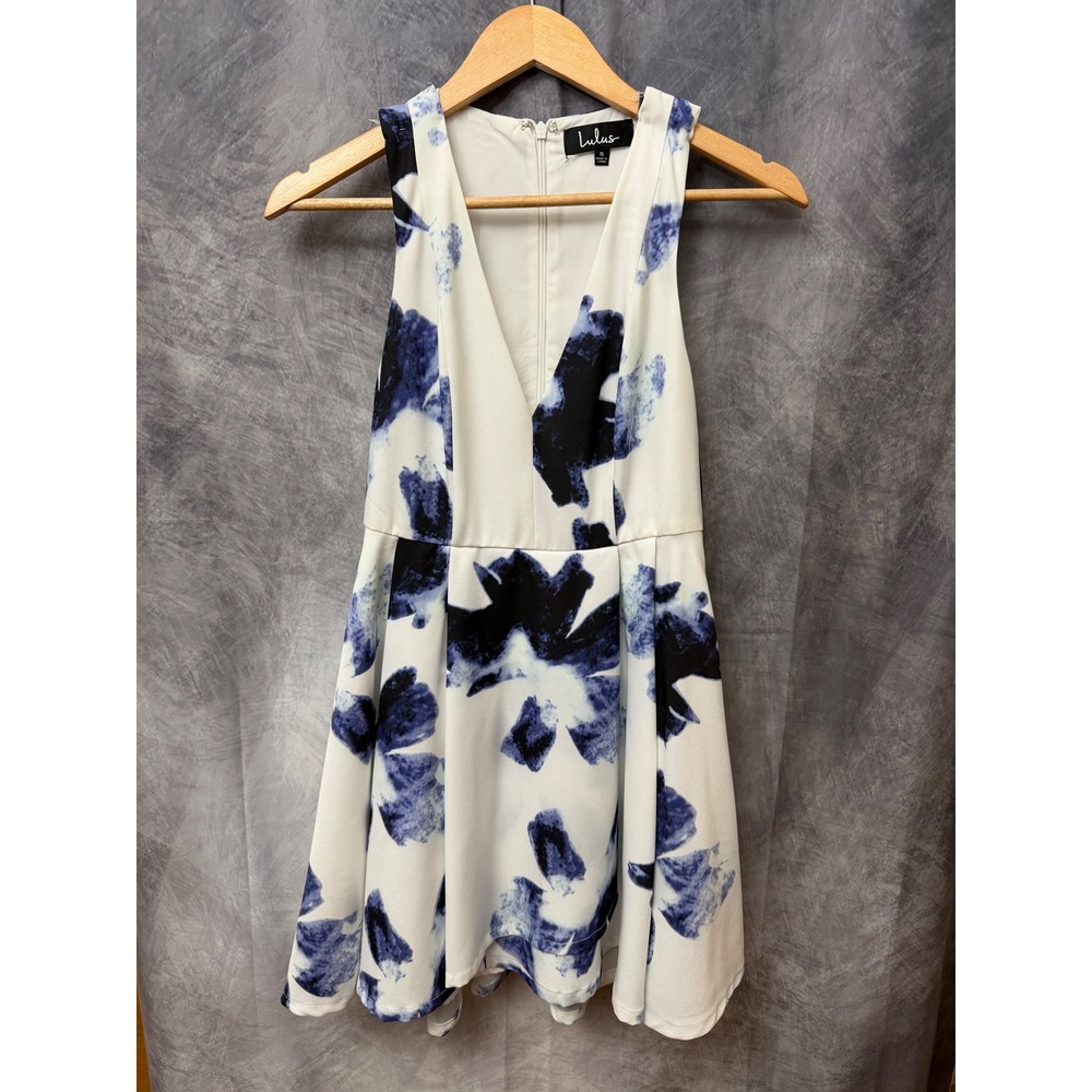 Lulus White Blue Floral V-Neck Cutout Back Skater Dress D20745HL Womens Small